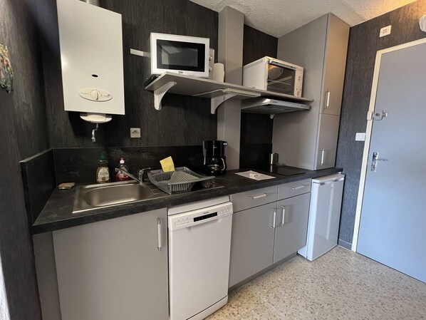 Fridge, microwave, dishwasher, cookware/dishes/utensils