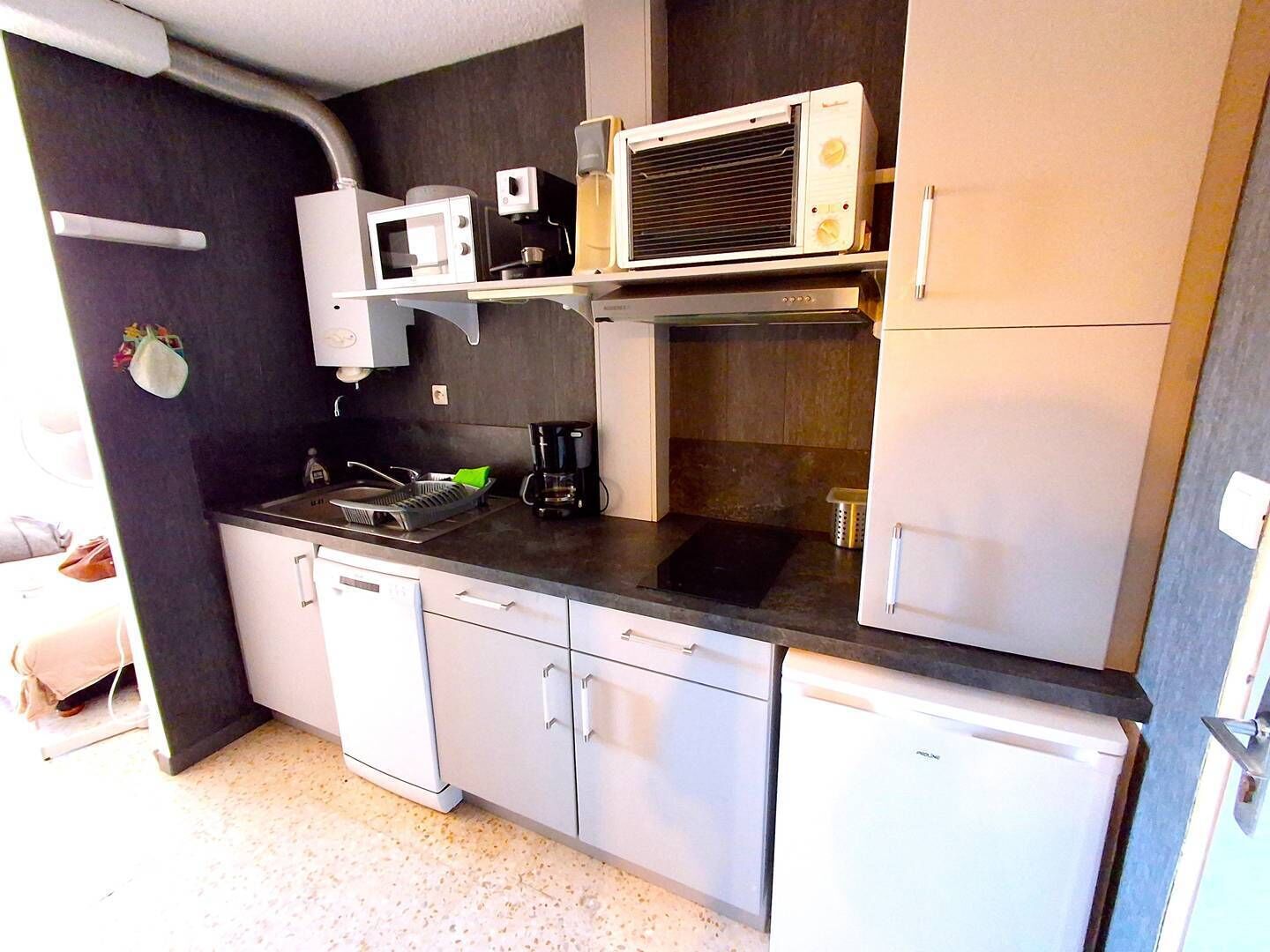 Refrigerador, microondas, lavavajillas y utensilios de cocina 