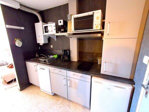 Fridge, microwave, dishwasher, cookware/dishes/utensils
