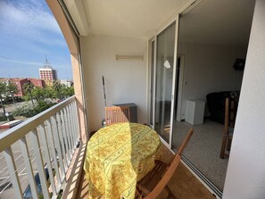 Outdoor dining - AGREABLE APPARTEMENT ENTRE PORT ET PLAGE DE MOLE (LE CAP D AGDE)