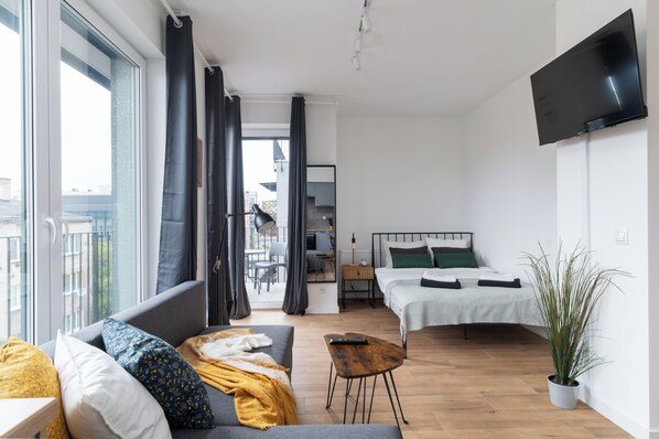 Estudio de lujo, 1 cama matrimonial y sofá cama, vista a la ciudad | Cortinas blackout, tabla de planchar con plancha y cunas gratuitas