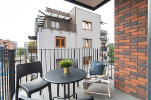 Estudio de lujo, 1 cama matrimonial y sofá cama, vista a la ciudad | Cortinas blackout, tabla de planchar con plancha y cunas gratuitas