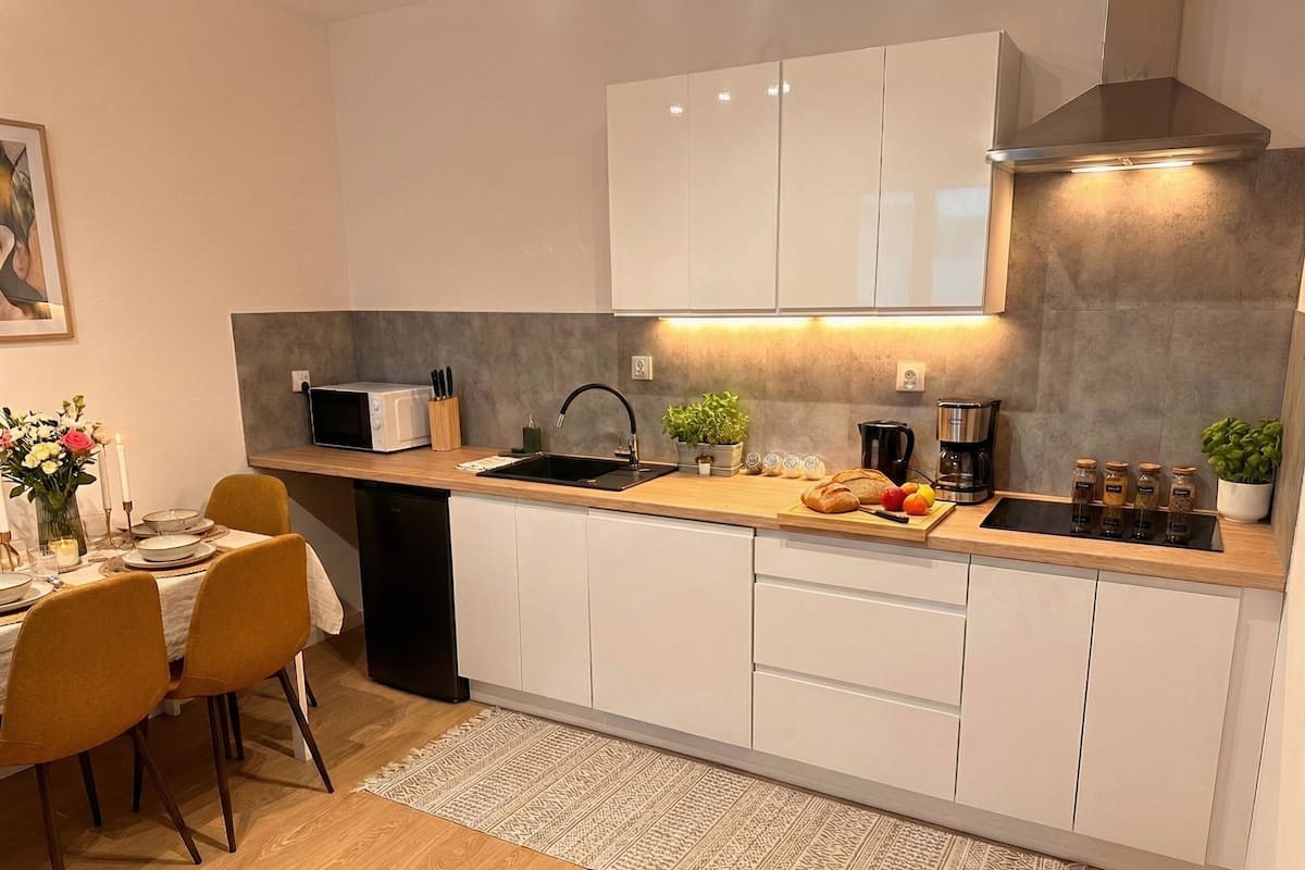 舒适公寓 | 私人厨房 | 冰箱、炉灶、电热水壶、高脚椅