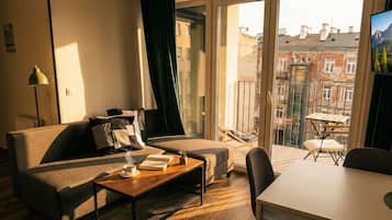 Decoración personalizada, muebles diferentes y cortinas blackout