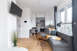 Estudio de lujo, 1 cama matrimonial y sofá cama, vista a la ciudad | Servicio a la habitación