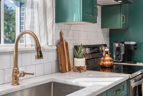 Luxury downtown with parking near WEC, springs, forest, and Santos trailhead