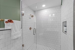 Dusche, Haartrockner, HandtĂŒcher, Seife