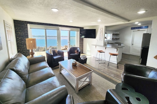 Alsea Bay Cottage! Views! Hot Tub! Dog Friendly!