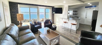 Alsea Bay Cottage! Views! Hot Tub! Dog Friendly!