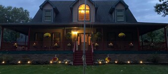 3-bedroom house in lovely Michigan City with Pool, Hot tub, WiFi, AC