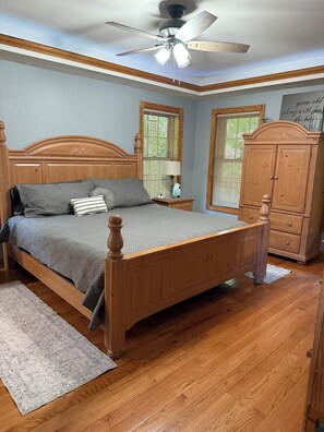 3 bedrooms, iron/ironing board, WiFi, bed sheets