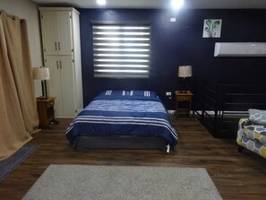 1 soverom, skrivebord, strykejern/-brett og wi-fi (inkludert)