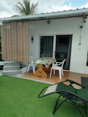 Outdoor dining - Chic studio with WiFi and AC in superb Bel Ombre (Bel ombre)