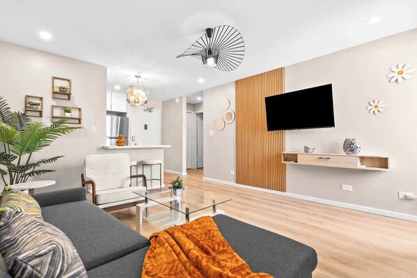 TV, offices - Peaceful Modern HNL Getaway (Honolulu)