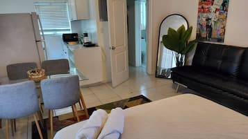 1 habitación, tabla de planchar con plancha, wifi y ropa de cama
