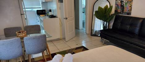1 habitación, tabla de planchar con plancha, wifi y ropa de cama