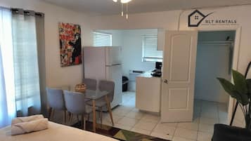 1 habitación, tabla de planchar con plancha, wifi y ropa de cama