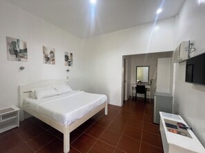 Kahden hengen standard-huone, näköala uima-altaalle | Työpöytä, kannettavalle tietokoneelle sopiva työtila, ilmainen Wi-Fi