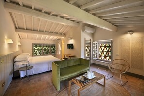 9 bedrooms, iron/ironing board, WiFi, bed sheets