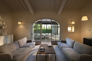 Fernseher, Kamin, Bücher