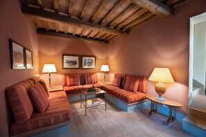 TV, fireplace, table tennis, books