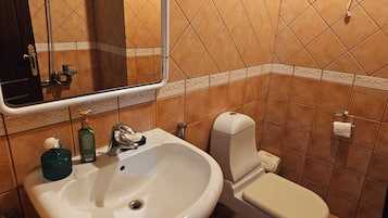 Douche, serviettes fournies, savon, papier toilette