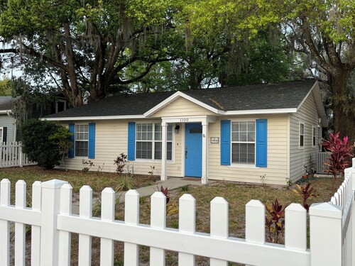 Cozy Cottage in Historic Mount Dora. 3 bedrooms & 2 bathrooms.