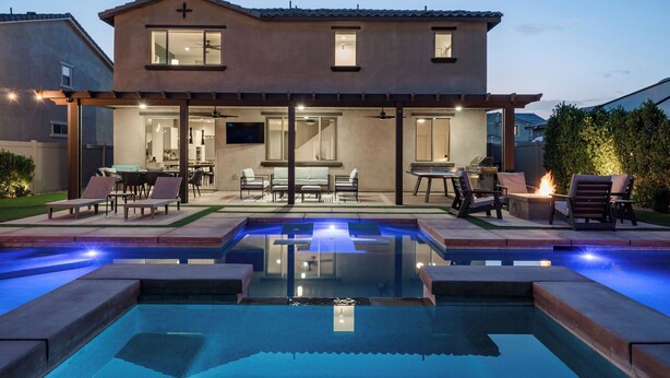 A modern two-story house with a swimming pool, outdoor seating, and a fire pit. - Paseo Palms, Modern 6br home 5min to Polo Grounds (Coachella)