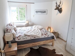 2 quartos, escrivaninha, acesso à internet