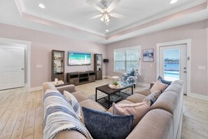 TV connectée, table de tennis de table, livres