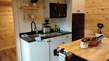 Kylskåp, mikrovågsugn, spishäll och kaffe- och tebryggare