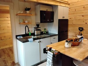 Køleskab, mikrobølgeovn, kogeplade, kaffe-/temaskine