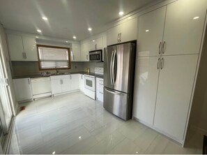 Refrigerador, microondas, horno y parrilla de estufa 