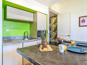 Fridge, cookware/dishes/utensils