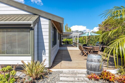 Hartlock in Onetangi - Our Island