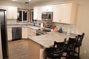 Kjøleskap, mikrobølgeovn, ovn og kokeplater