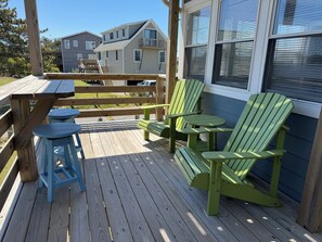Outdoor dining - Surfin’ Sunrise a 4-bedroom house in awesome Nags Head just steps from the beach (Nags Head)