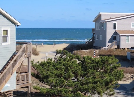 サンラウンジャー、ビーチタオル. Surfin’ Sunrise a 4-bedroom house in awesome Nags Head just steps from the beach