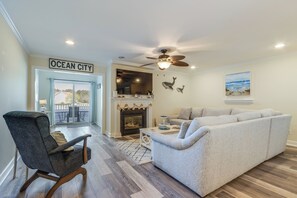 Smart TV, fireplace - Water View Home in West Ocean City,  minutes to the Beach and Marinas with Pools (Ocean City)