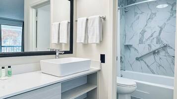 SĂšche-cheveux, bidet, serviettes fournies, savon