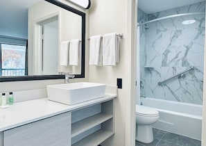 Secadora de cabello, bidet, toallas, jabón