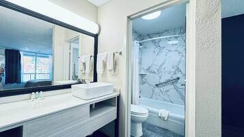 SĂšche-cheveux, bidet, serviettes fournies, savon