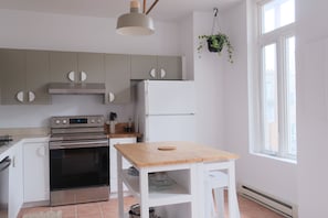 Réfrigérateur, micro-ondes, four, plaque de cuisson