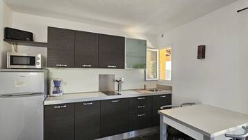 Een koelkast, een microgolfoven, een kookplaat