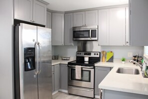 Private kitchen - Renovated 2BR Castro Valley Apartment Near BART and Parking (Castro Valley)