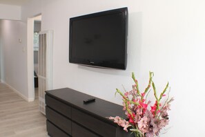 2 bedrooms, iron/ironing board, WiFi, bed sheets - Renovated 2BR Castro Valley Apartment Near BART and Parking (Castro Valley)