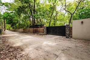 Property grounds - Private Tropical Villa with Backyard • Pool • Fast WiFi • Self Check-In (Provincia de Guanacaste)