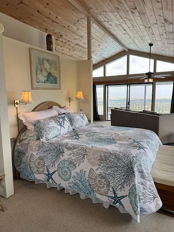 1 bedroom, desk, iron/ironing board, travel cot. Penthouse Overlooking Waimea Ocean views