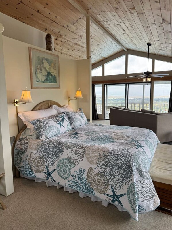 1 bedroom, desk, iron/ironing board, travel crib - Penthouse Overlooking Waimea Ocean views (Waimea)