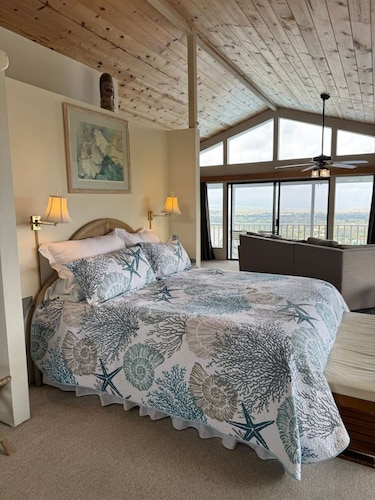 Penthouse Overlooking Waimea Ocean views